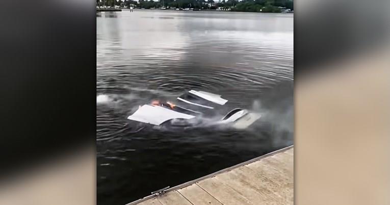Тесла се лизна во море и се запали под вода (ВИДЕО)