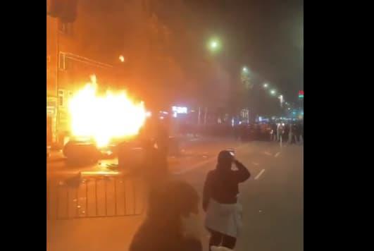 Детали за хаосот во Софија: Повредени полицајци и навивачи, запалени возила...(ВИДЕО)