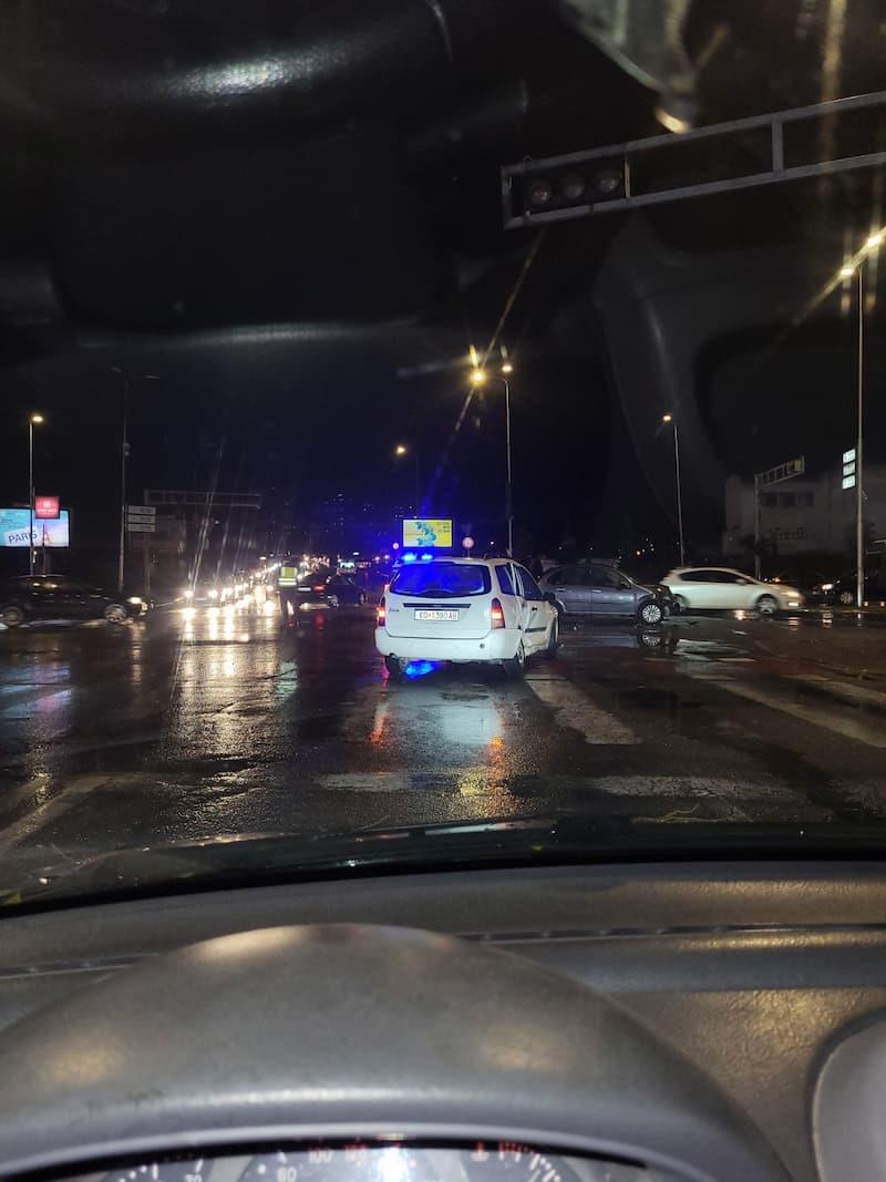 Сообраќајка во близина на Ист Гејт во Скопје, едно лице е тешко повредено