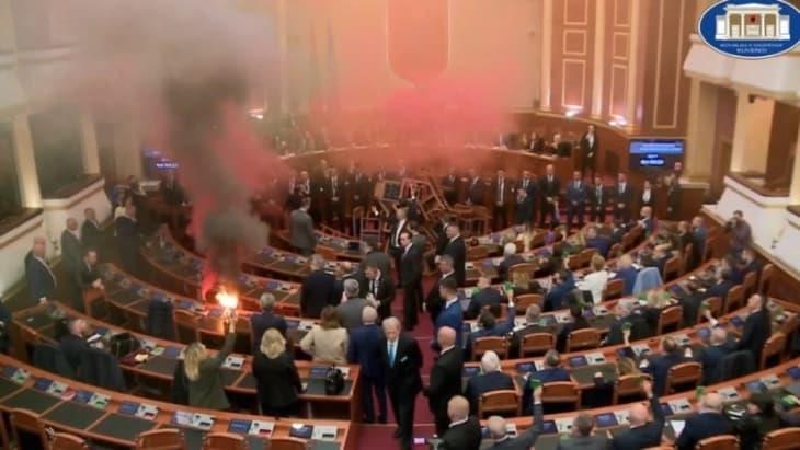 Хаос и на денешната пленарна седница на албанскиот Парламент, на чиј дневен ред е Нацрт-буџетот