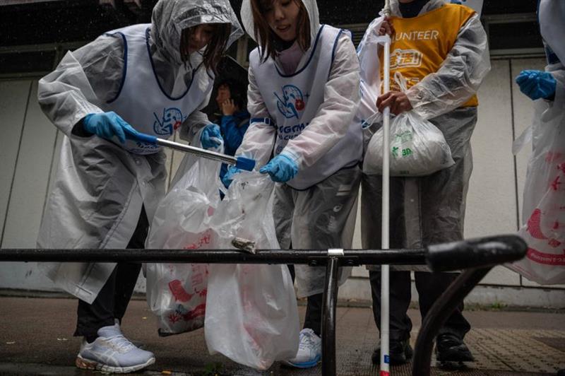 Јапонците измислија нов спорт- одржано е Светско првенство во чистење ѓубре (ВИДЕО)