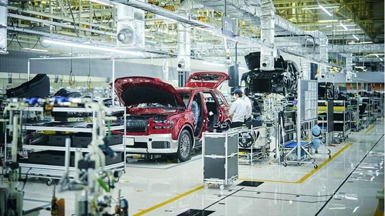 Перфекција за Toyota Century: Најдобри 40 мајстори рачно склопуваат три автомобили дневно 