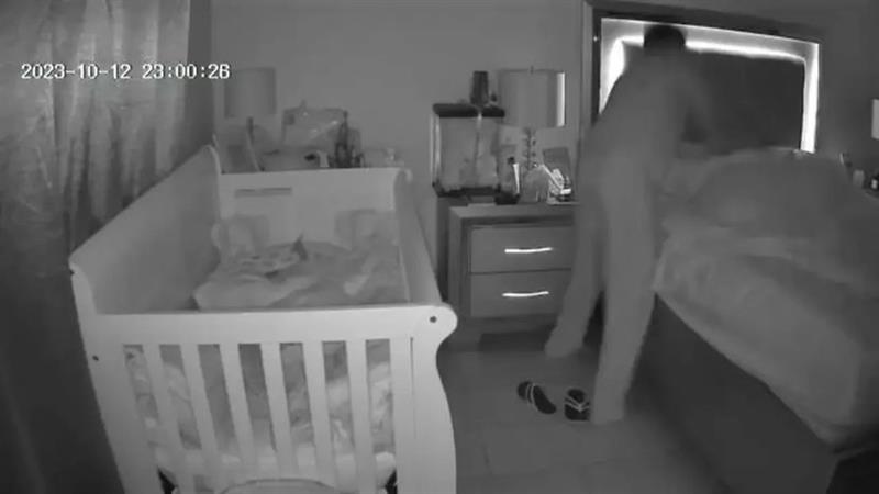 Ужас во САД: Тинејџер се приближува до креветот на мајка си и ја прободува до смрт (ВИДЕО)