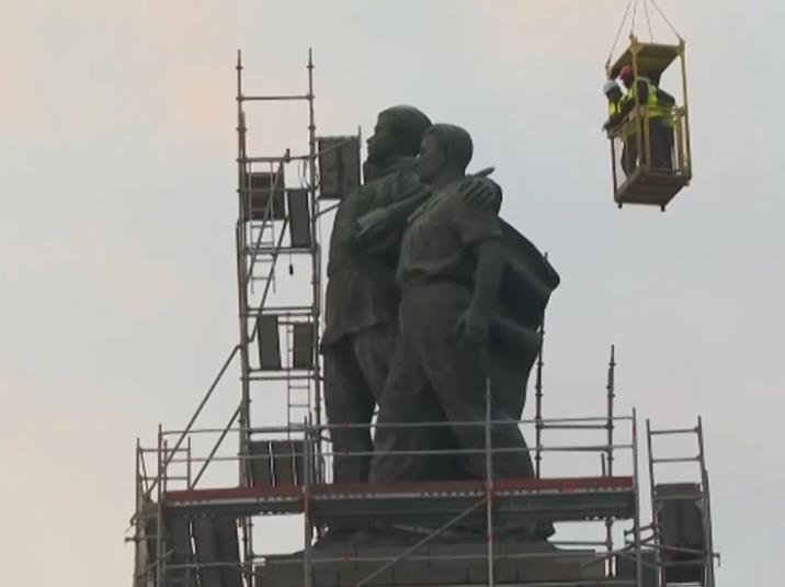 Засилено полициско присуство околу споменикот на советската армија во Софија,се демонтира