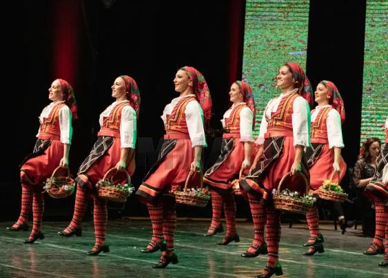 „Фолклорно-класична симбиоза“ на МОБ и „Танец“