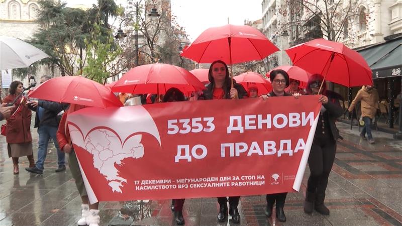 Марш на „црвените чадори“ во Скопје