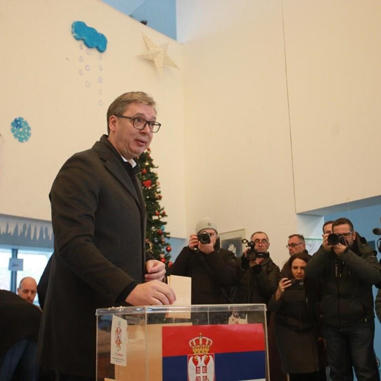 Изборен ден во Србија: Вучиќ очекува убедлива победа