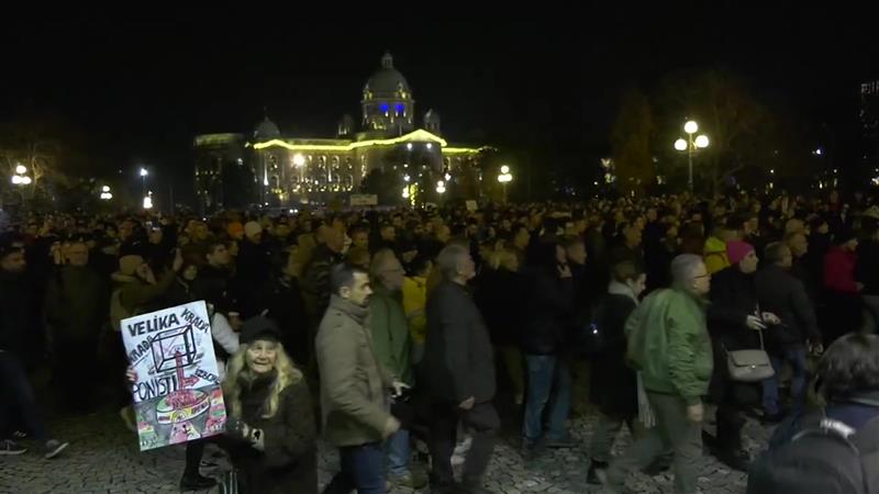 Бурна ноќ во Белград по протестите на опозицијата, која најави дека ќе штрајкува со глад 