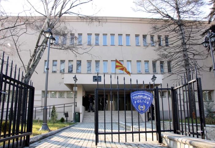 МВР го продолжи работното време на шалтерот за одобренија за патување на малолетници во Скопје