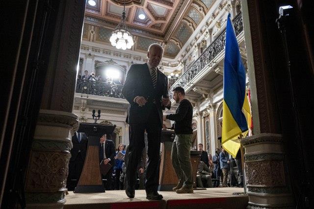 Канадски весник се извини за карикатура на Бајден и Зеленски 