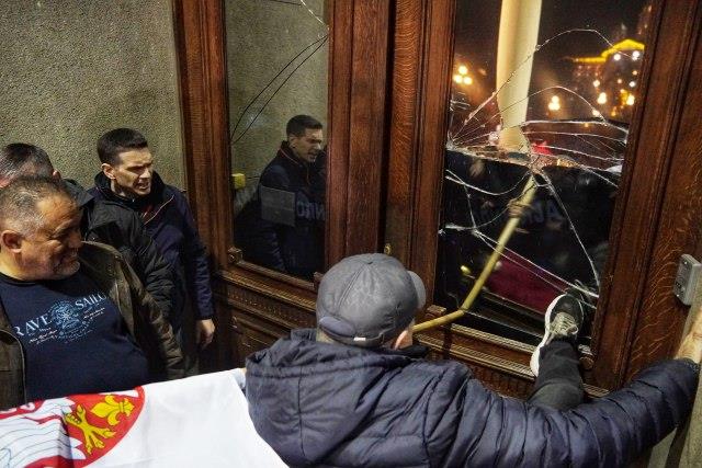Хаос во Белград, опозицијата се обиде да влезе во градското собрание 