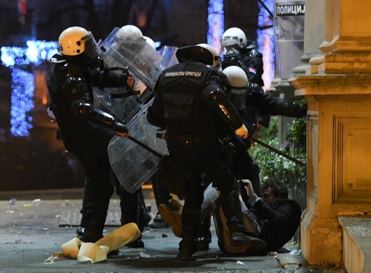 Стејт департментот за протестите во Србија: Насилството е неприфатливо