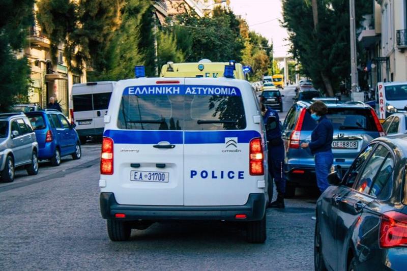 Ужас во Атина: Браќа се скарале за облека и постариот со ножици го убил помладиот