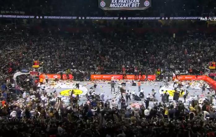 Неверојатен гест на навивачите на Партизан, го покрија подот со кадифени играчки