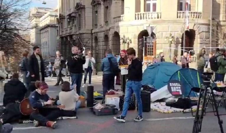 Српските студенти го блокираа центарот на Белград, раширија и шатори 