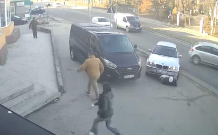 Намерно удрил човек со БМВ, па го влечкал десетина метри, сите во шок (Вознемирувачко видео) 