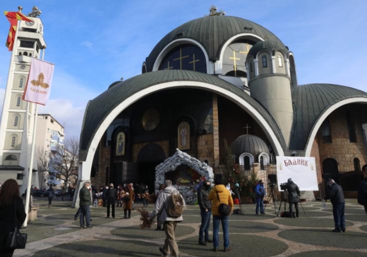 Пред Соборниот храм во Скопје традиционална прослава на Бадник