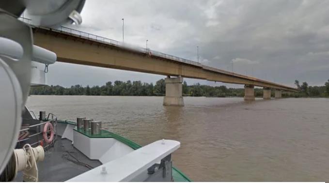 Брод натоварен со ѓубриво удри во мост и потона во Дунав, кај Бачка Паланка 