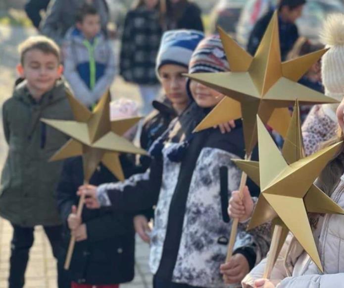Бадникови поворки на градскиот плоштад во Скопје и во останатите градови
