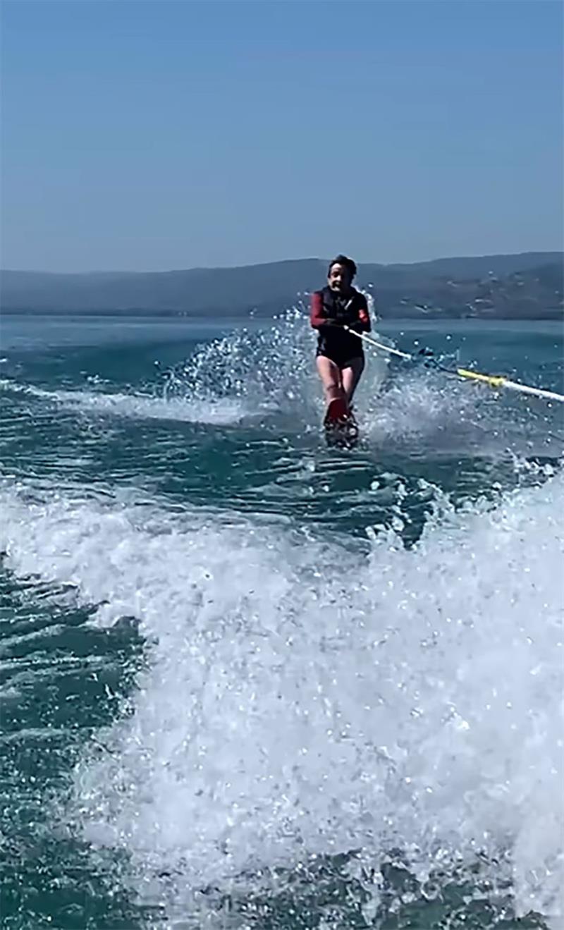 Супер бабичка во акција- на 92 години се скија на вода и соборува рекорди (ВИДЕО)