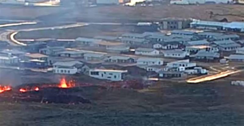 Лавата стигна до првите куќи на градот Гриндавик во Исланд