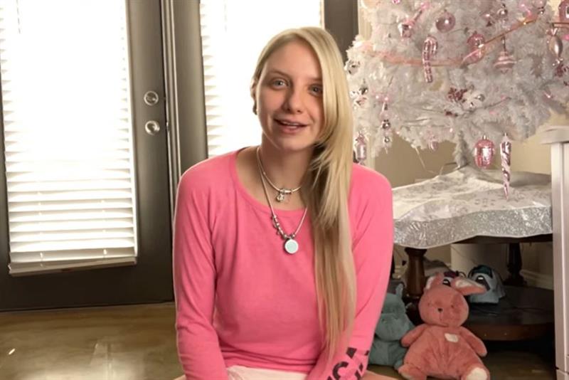 Има 29 години, а се однесува како бебе- користи цуцла и троши стотици долари на пелени (ВИДЕО)