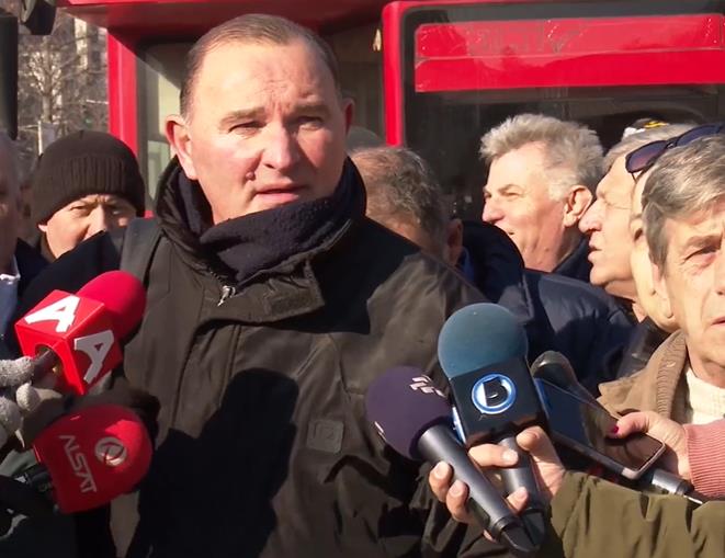 Вработени во ЈСП на протест пред град Скопје, во прекин јавниот градски превоз