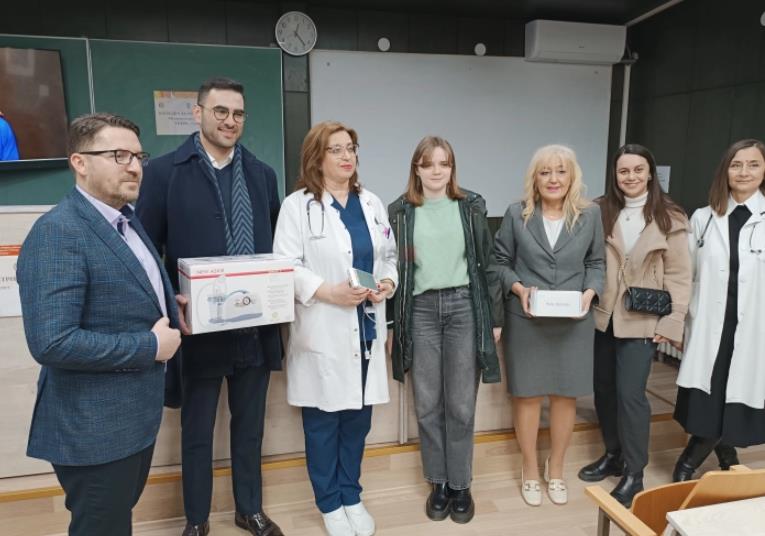 Студенти на Медицина доделија оксиметри и аспиратори за Клиниката за детски болести