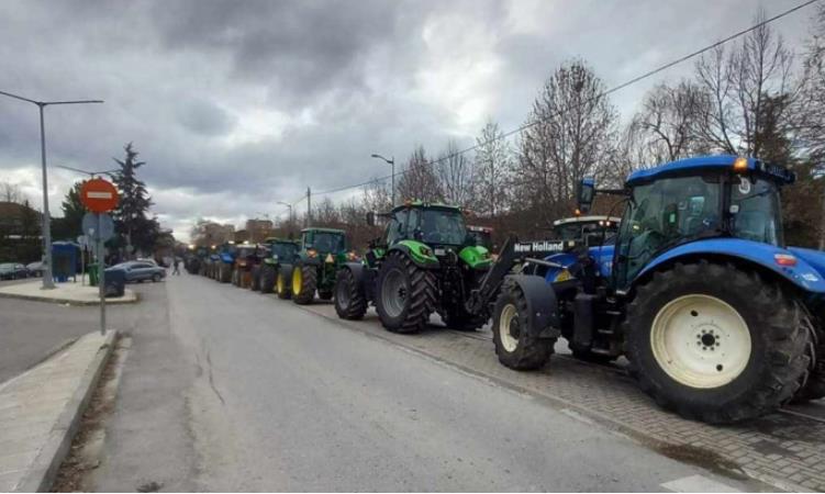 Продолжуваат блокадите на земјоделците во централна и северна Грција