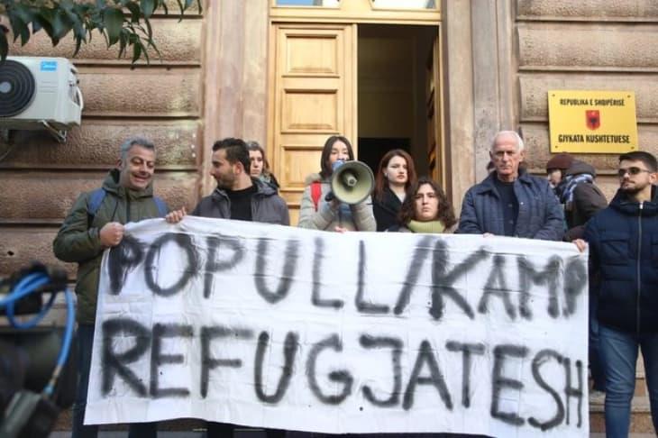 Протест пред Уставниот суд во Тирана, кој ја почна расправата за албанско-италијанскиот договор