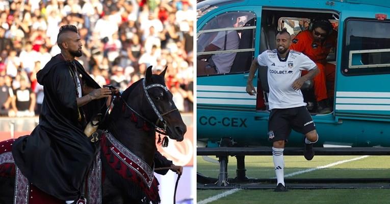 Фудбалер слета со хеликоптер на стадион и се прошета на коњ по теренот (ВИДЕО)