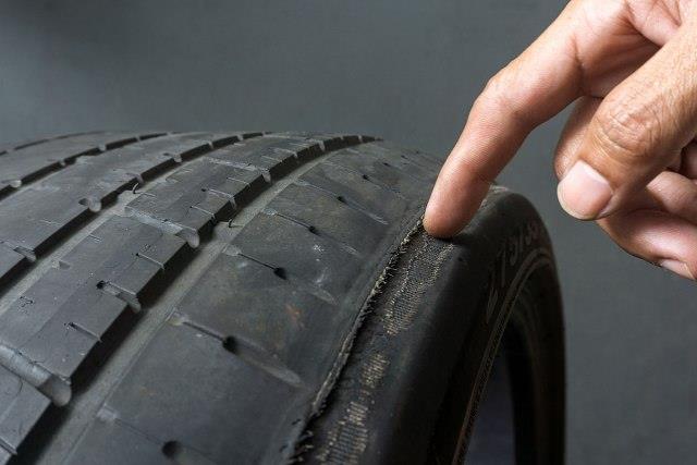 Сопствениците на електрични автомобили се жалат: Нашите гуми премногу брзо се трошат