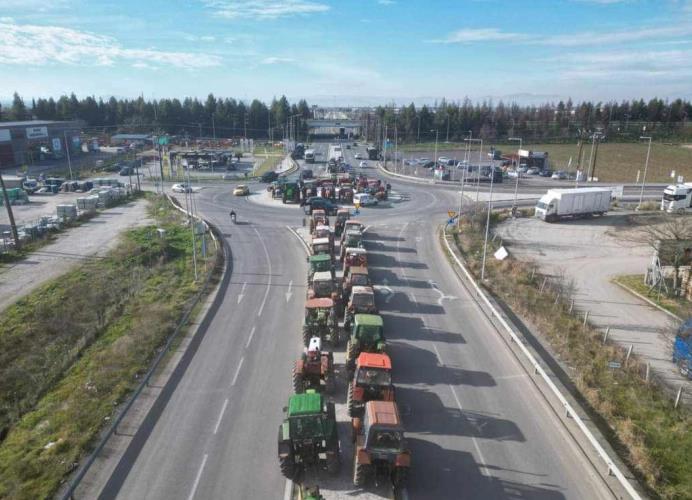 Грчките земјоделци продолжуваат со симболичните блокади