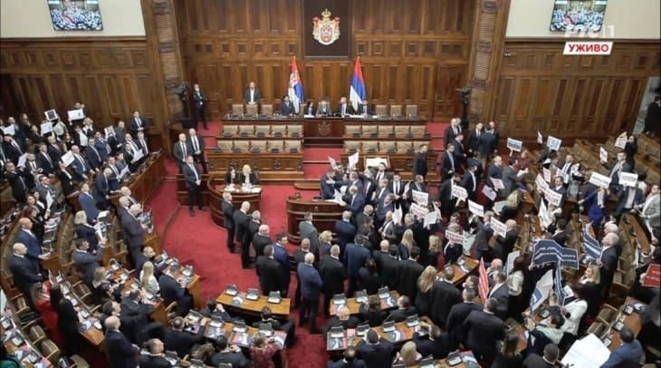 Конституирано српското Собрание со аплаузи, свирежи и транспаренти