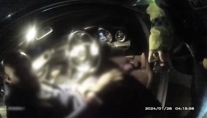 Запрел со Мерцедес среде пат и заспал, полицајците шокирани од снимките (ВИДЕО)
