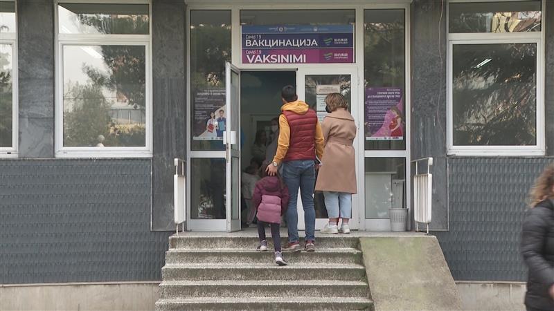 По прогласувањето на епидемија, родителите масовно ги вакцинираат децата против голема кашлица