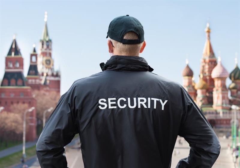 Чувар на музеј се обидел да изеде изложен експонат, го снимиле камерите (ВИДЕО)