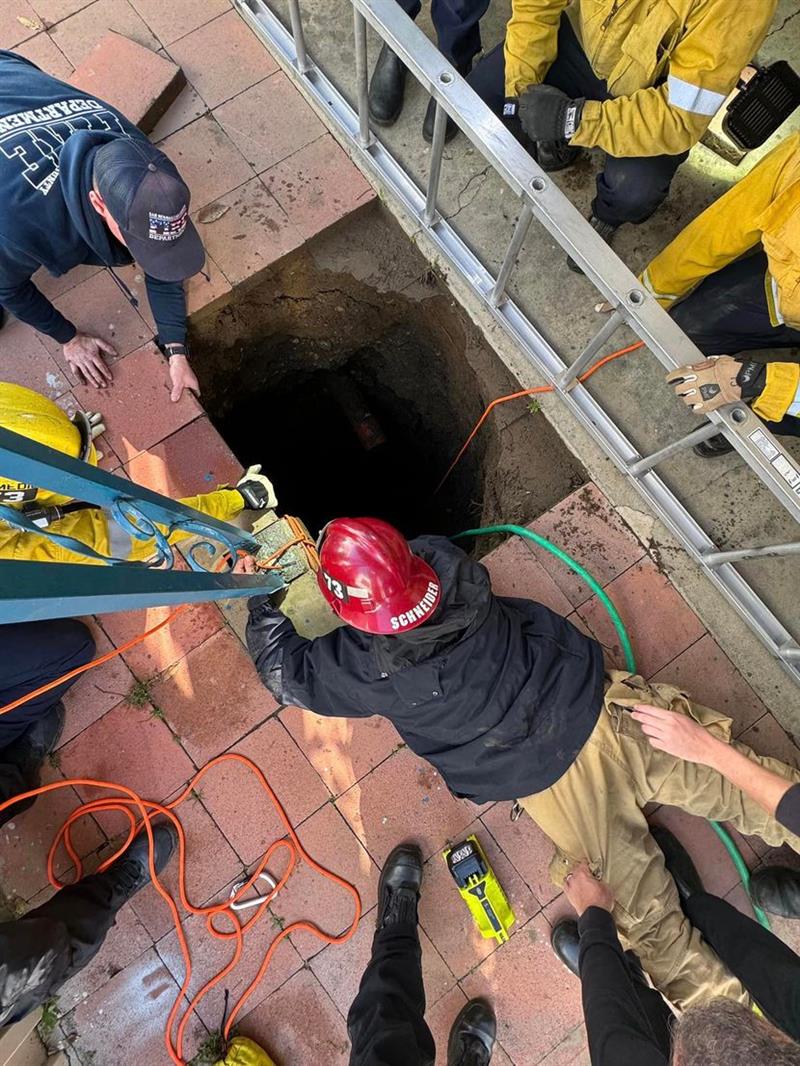 Жена наеднаш пропадна во дупка длабока 7,5 метри, ја спасуваат пожарникари (ВИДЕО)