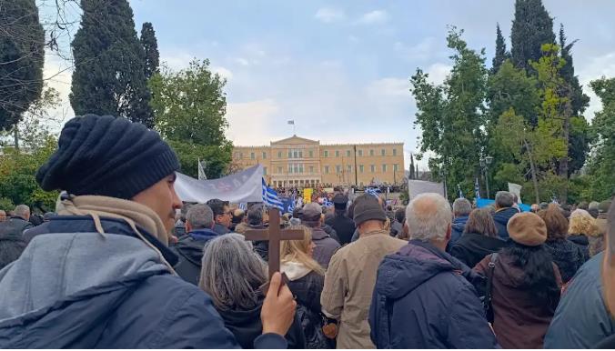 Почнува расправата во грчкиот Парламент за законот за истополовите бракови