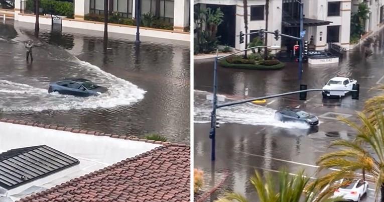 Тесла како подморница: Влезе во вода до покривот и нормално продолжи да вози (ВИДЕО)
