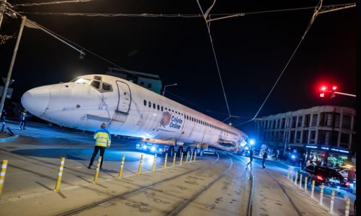Романец се прошета со својот огромен авион по улиците на Букурешт (ВИДЕО)
