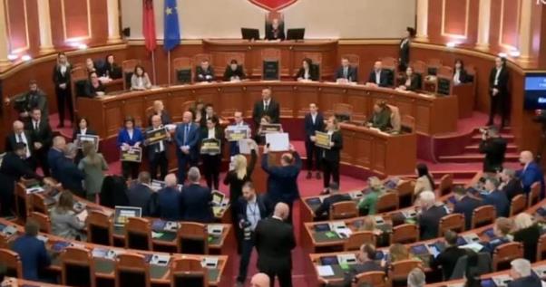 Во тензии и хаос албанскиот парламент го изгласа законот со кој ги враќа онлајн игрите на среќа