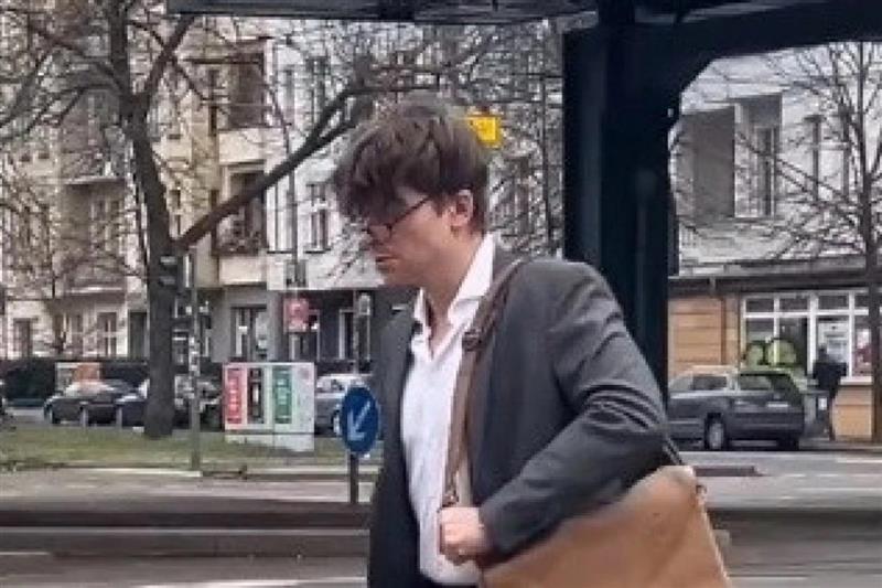 Сите гледаат во нозете на овој човек и плачат од смеа! (видео)