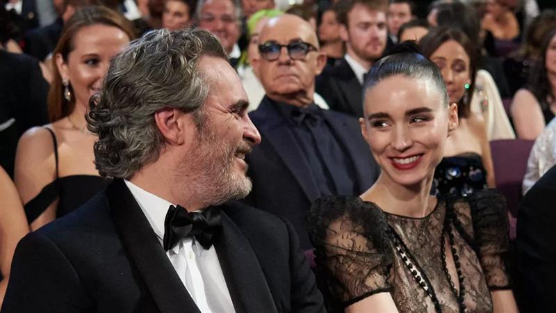 Актерка на филмска премиера откри дека е бремена со „Џокер“