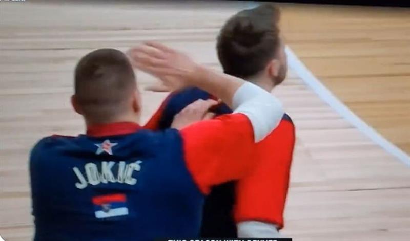 Јокиќ му удри „заушка“ на Дончиќ, неговата реакција е хит (ВИДЕО)