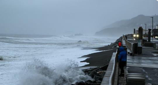 Дожд, град и грмотевици во Калифорнија, 11.000 луѓе останаа без струја