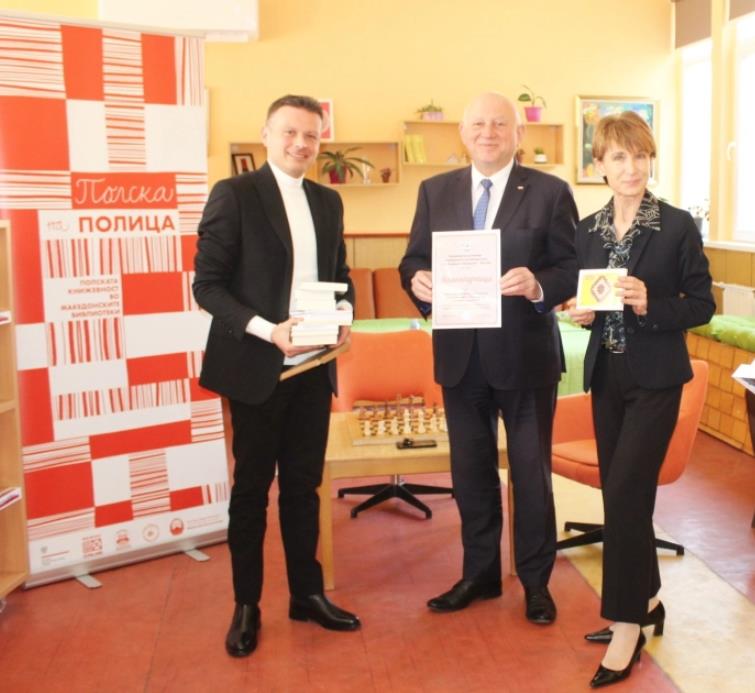 Амбасадорот на Полска Кшиштоф Гжелич ја посети битолската библиотека