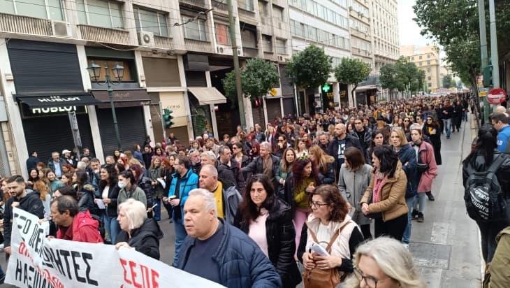 Видео: Масовен протест во Атина по повод годишнината од железничката несреќа