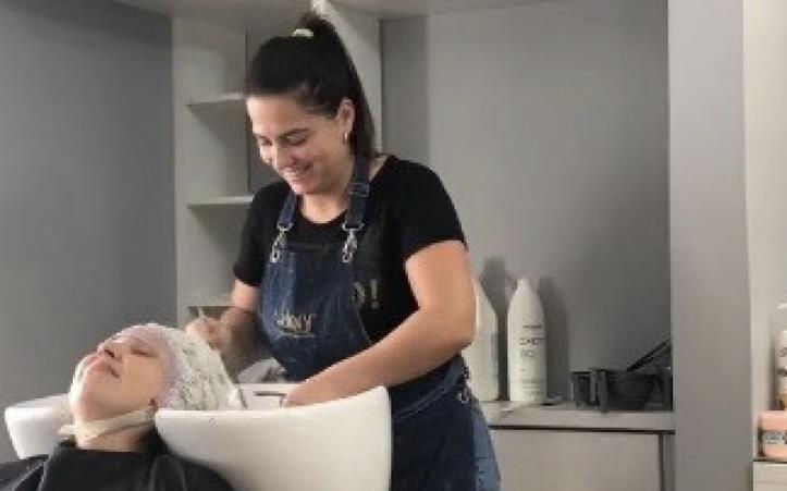 Отишла на фризер да ѝ направат прамени на косата, а доживеала шок  (видео)