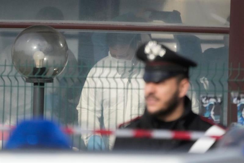 Заврши драмата во Италија: По 44 часа закана, момче се откажа до намерата да скокне од балкон 